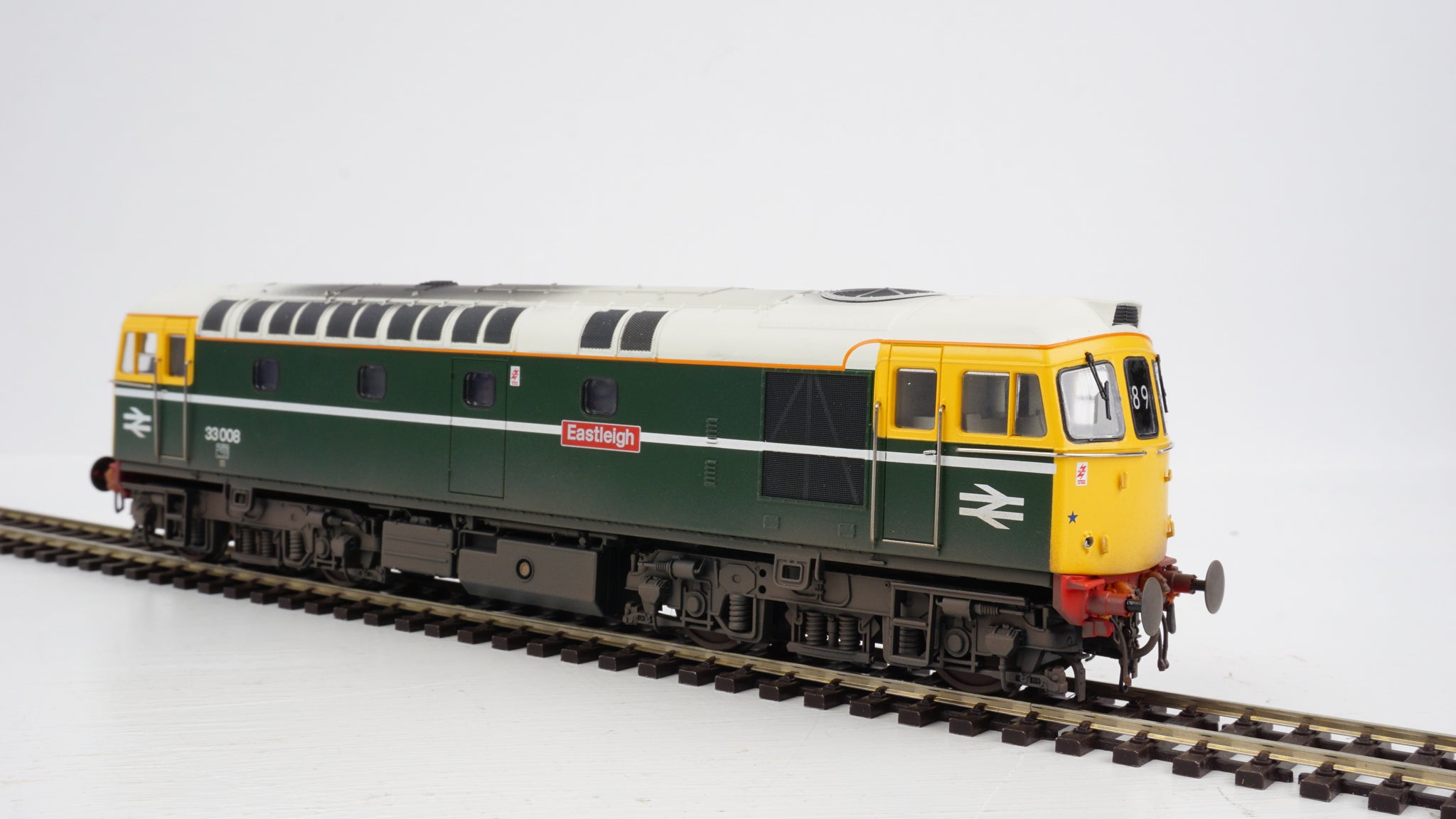 Class 33/0 33008 Eastleigh BR green FYE with light grey roof